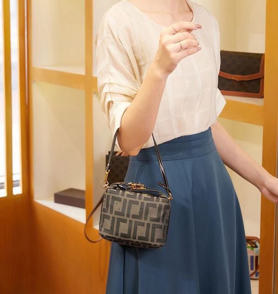 designer fend ff bag tote shoulder handbag fashion luxurious messenger leather bag womans old flower pillow portable retro student fd canvas
designer fend ff bag tote shoulder handbag fashion luxurious messenger leather bag womans old flower pillow portable retro student fd canvas