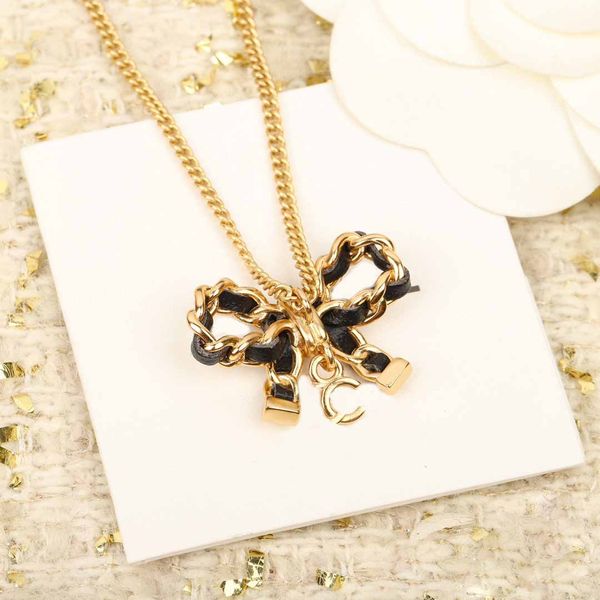 2022 charm pendant necklace with black genuine leather and knot shape have box stamp ps7171a, Golden
2022 charm pendant necklace with black genuine leather and knot shape have box stamp ps7171a, Golden