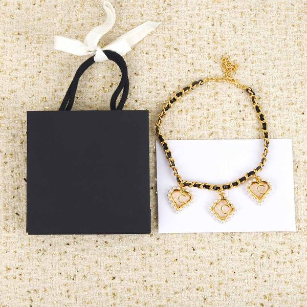 2022 charm pendant necklace with black genuine leather in 18k gold plated have box stamp flower shape ps7170a, Golden
2022 charm pendant necklace with black genuine leather in 18k gold plated have box stamp flower shape ps7170a, Golden