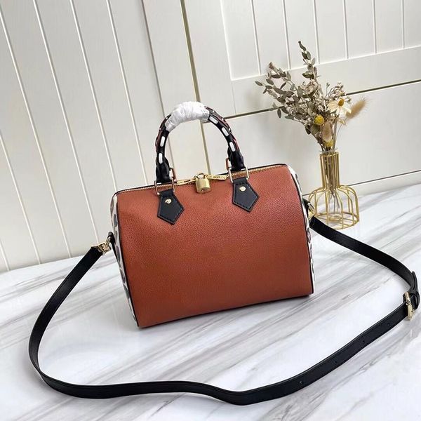 high-quality genuine leather women messenger travel bag classic style fashion bags shoulder bags lady totes handbags 30 cm with key lock 04
high-quality genuine leather women messenger travel bag classic style fashion bags shoulder bags lady totes handbags 30 cm with key lock 04