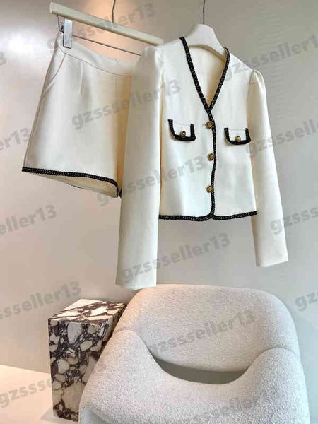 luxury designer womenstwo pieces dress fashion brand two-piece sets woolen v-neck long sleeves jacket and shorts suits, White
luxury designer womenstwo pieces dress fashion brand two-piece sets woolen v-neck long sleeves jacket and shorts suits, White