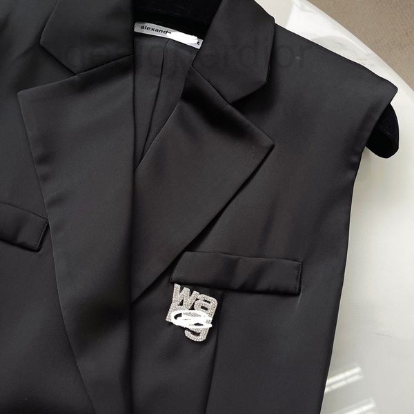 casual dresses designer aw 2022 spring summer new rhinestone brooch decorative suit collar vest skirt acetic acid texture l htqk, Black;gray
casual dresses designer aw 2022 spring summer new rhinestone brooch decorative suit collar vest skirt acetic acid texture l htqk, Black;gray