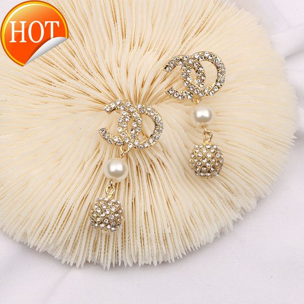 creative diamond ball double-c earrings versatile pearl new dign small and frh earrings factory direct sale, Golden;silver
creative diamond ball double-c earrings versatile pearl new dign small and frh earrings factory direct sale, Golden;silver