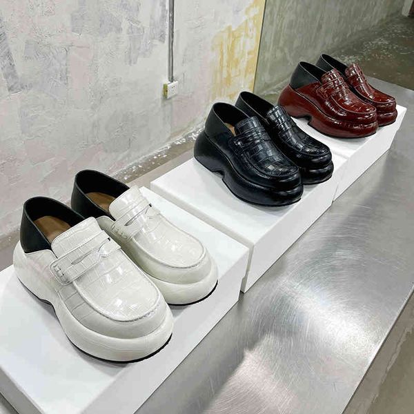 dress shoes lo style can walk on heels and be lazy. two people wear thick soled loafers english leather shoes one woman wears muffin, Black
dress shoes lo style can walk on heels and be lazy. two people wear thick soled loafers english leather shoes one woman wears muffin, Black