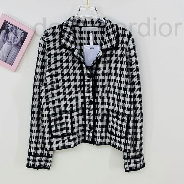 women's knits & tees designer autumn new product college style black and white stripe lapel double pockets single row button long sleev
women's knits & tees designer autumn new product college style black and white stripe lapel double pockets single row button long sleev