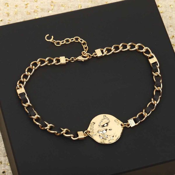2022 charm round shape pendant necklace with black genuine leather in 18k gold plated have box stamp ps7168a, Golden
2022 charm round shape pendant necklace with black genuine leather in 18k gold plated have box stamp ps7168a, Golden