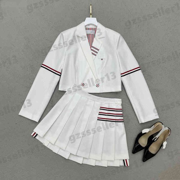 luxury designer womenstwo pieces dress fashion brand two-piece sets colorful web v-neck long sleeve jacket pleated skirt suits 0912, White
luxury designer womenstwo pieces dress fashion brand two-piece sets colorful web v-neck long sleeve jacket pleated skirt suits 0912, White