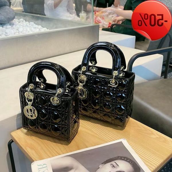 designer leather texture diana high-grade exquisite simple atmospheric fashionable versatile temperament female cross handbag factory direct 
designer leather texture diana high-grade exquisite simple atmospheric fashionable versatile temperament female cross handbag factory direct