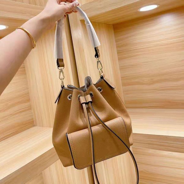 2021 latest bucket bag drawstring designers shoulder pocket with turn lock luxurys womens handbags purses wholesale
2021 latest bucket bag drawstring designers shoulder pocket with turn lock luxurys womens handbags purses wholesale