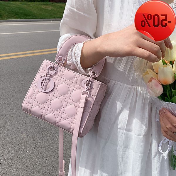 designer high sense matte princs diana 2022 new trend fashion mature lingge frosted handbag crossbody bag factory direct sale
designer high sense matte princs diana 2022 new trend fashion mature lingge frosted handbag crossbody bag factory direct sale