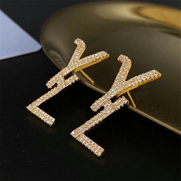 luxury designer womens earrings fashion stud earings clover stainless elegant for woman classic brand letters with box202k, Golden;silver 
luxury designer womens earrings fashion stud earings clover stainless elegant for woman classic brand letters with box202k, Golden;silver