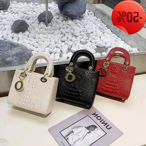 designer 2022 new fashion diana bag fashion net red versatile msenger female minority portable shoulder bag high sense factory direct sale
designer 2022 new fashion diana bag fashion net red versatile msenger female minority portable shoulder bag high sense factory direct sale
