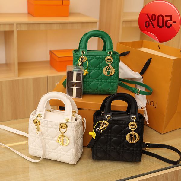 designer french minority high sense princs diana women's 2022 new fashion portable popular lingge msenger bag factory direct sale
designer french minority high sense princs diana women's 2022 new fashion portable popular lingge msenger bag factory direct sale