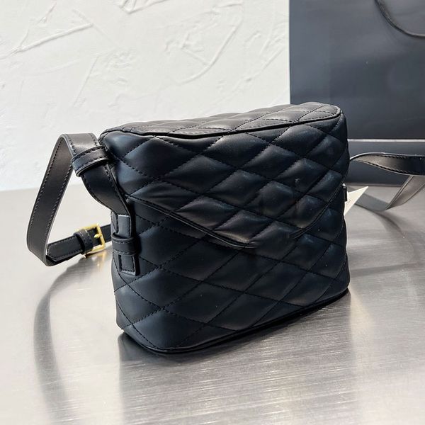 cosmetic bags cases underarm quilting shoulder women real leather bag flip handbags lady handbag purse fashion letters adjustable straps
cosmetic bags cases underarm quilting shoulder women real leather bag flip handbags lady handbag purse fashion letters adjustable straps
