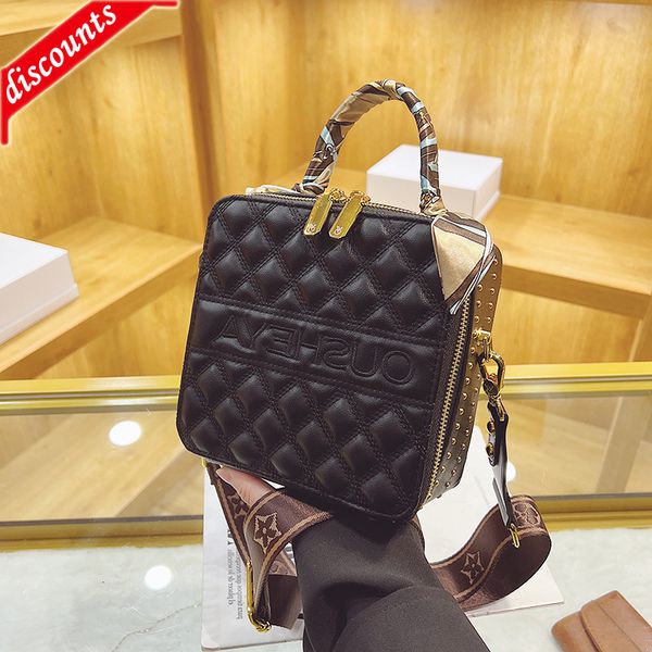 designer bags autumn and winter 2022 high sense french minority messenger hand-held old flower fashion perfume boxes
designer bags autumn and winter 2022 high sense french minority messenger hand-held old flower fashion perfume boxes