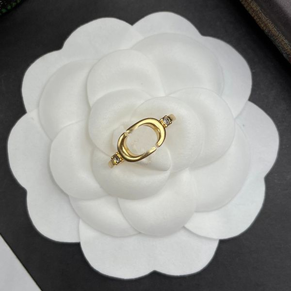 desingers ring men women simple design senseand fashion luxury classic rings birthday gift female male jewelry ring 220907, Golden;silver
desingers ring men women simple design senseand fashion luxury classic rings birthday gift female male jewelry ring 220907, Golden;silver