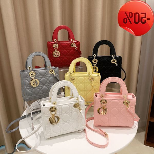 designer bag women's 2022 new fashion hand small hand for work silk scarv in hands princs diana go out msenger bags factory direct sale
designer bag women's 2022 new fashion hand small hand for work silk scarv in hands princs diana go out msenger bags factory direct sale