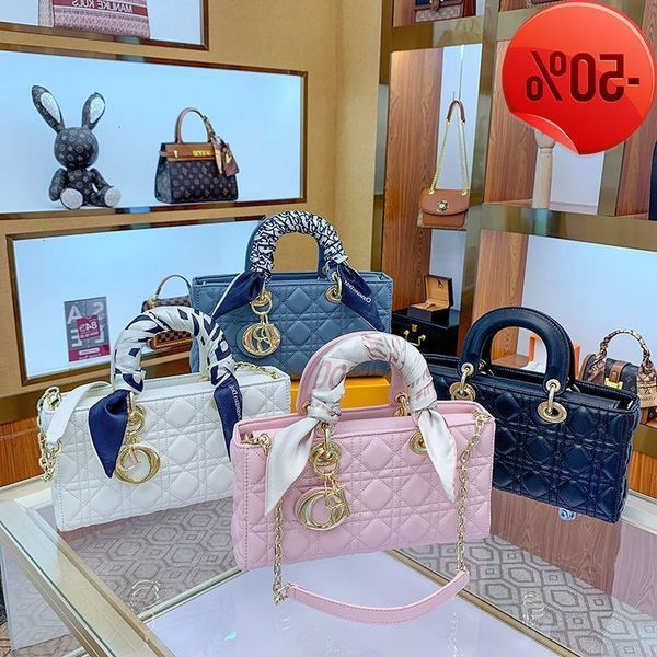 designer 2022 new hand women's leather princs lady the same fashion niche one shoulder diagonal bag factory direct sale
designer 2022 new hand women's leather princs lady the same fashion niche one shoulder diagonal bag factory direct sale