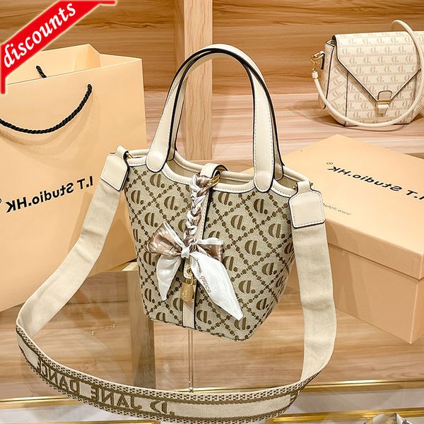 designer bags hong kong niche design genuine leather fashion vegetable basket bucket female summer hand bill of lading shoulder 2022 new cro
designer bags hong kong niche design genuine leather fashion vegetable basket bucket female summer hand bill of lading shoulder 2022 new cro