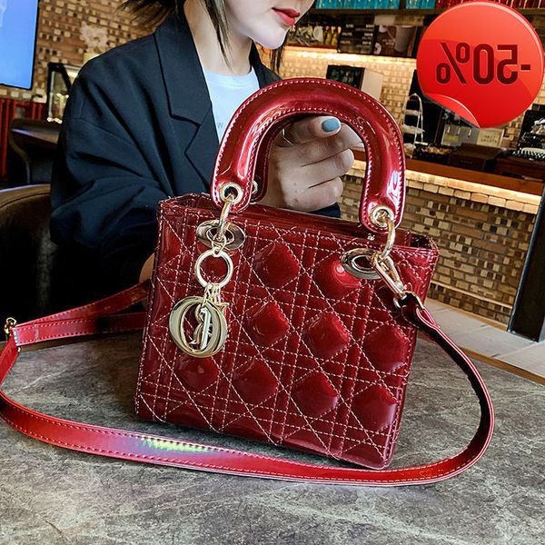 designer bags female diagonal cross 2022 new net red same type princs of wal bag fashion patent small square bright leather mobile factory d
designer bags female diagonal cross 2022 new net red same type princs of wal bag fashion patent small square bright leather mobile factory d