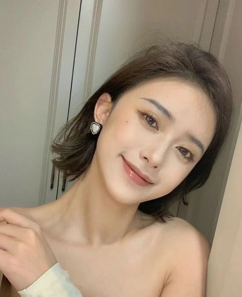 gold plated charm luxury designer double letters stud ear hook geometric famous women crystal rhinestone pearl earring, Golden
gold plated charm luxury designer double letters stud ear hook geometric famous women crystal rhinestone pearl earring, Golden
