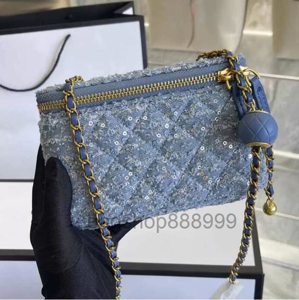 designer bag ladies glitter cosmetic bags denim cowboy blue sparkle sequins zipper mini 10x19cm golden metal chain hardware handbag 2022
designer bag ladies glitter cosmetic bags denim cowboy blue sparkle sequins zipper mini 10x19cm golden metal chain hardware handbag 2022