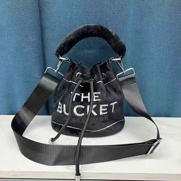 totes luxurys handbag designer tote bag women's bag new fashion trend letter bucket bags simple crossbody shoulder beach bags 220906
totes luxurys handbag designer tote bag women's bag new fashion trend letter bucket bags simple crossbody shoulder beach bags 220906
