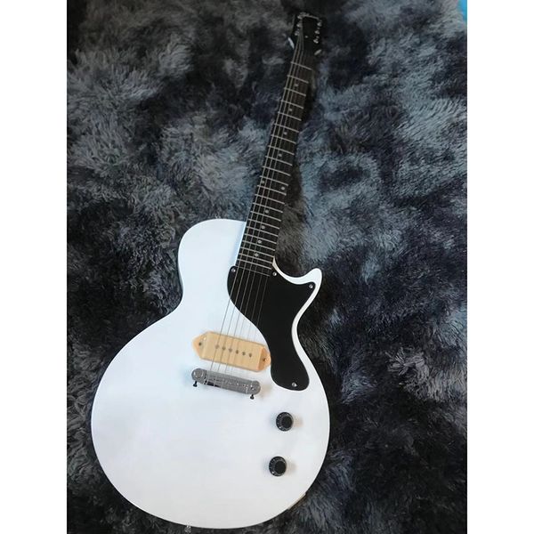 classic brand guitar p9 pickup quality piano button good timbre comfortable feel delivery to home.
classic brand guitar p9 pickup quality piano button good timbre comfortable feel delivery to home.