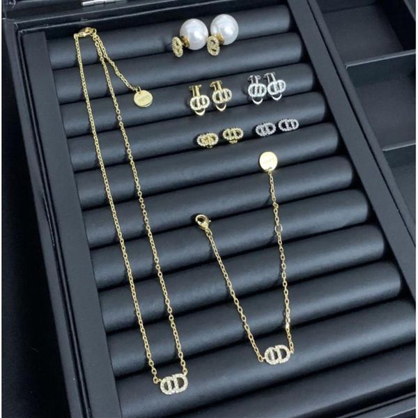 2020luxury jewelry letter earrings female internet celebrity mini ear clip high version necklace bracelet292t, Black
2020luxury jewelry letter earrings female internet celebrity mini ear clip high version necklace bracelet292t, Black