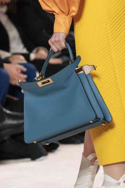 fend bags autumn winter walk show peekaboo kitten bag medium handbag single shoulder diagonal straddle
fend bags autumn winter walk show peekaboo kitten bag medium handbag single shoulder diagonal straddle