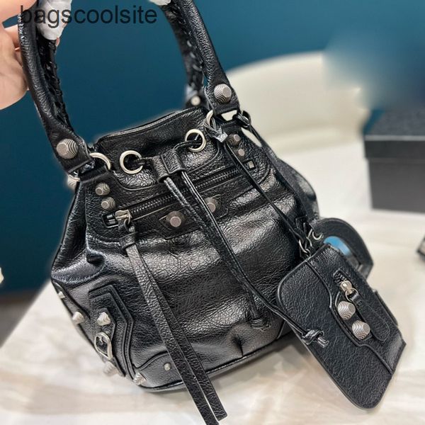 balencigas le woman cagole bags balencaigass 2022 bag wrinkled sheepskin drawstring single shoulder handbag rivet bucket female
balencigas le woman cagole bags balencaigass 2022 bag wrinkled sheepskin drawstring single shoulder handbag rivet bucket female