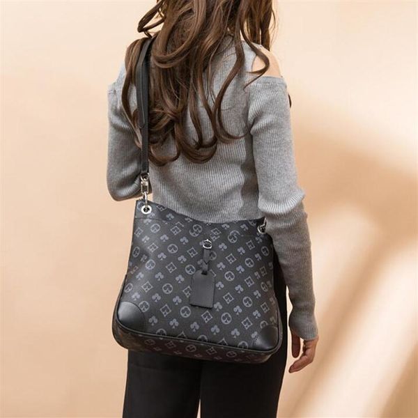 whole factory ladies leathers shoulder bags elegant printing retro bucket bag elegant atmosphere contrast handbags simple joker leather317w
whole factory ladies leathers shoulder bags elegant printing retro bucket bag elegant atmosphere contrast handbags simple joker leather317w