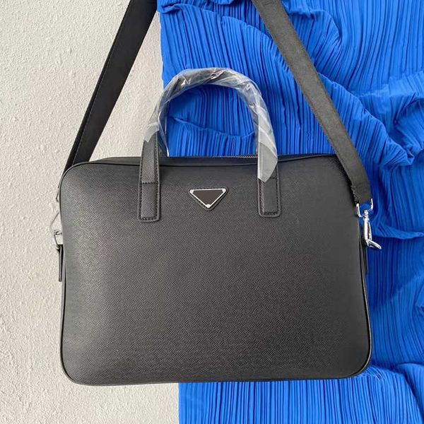 luxurys men business briefcase one shoulder diagonal handbag computer bag genuine leather zipper letter canvas interior simple casual pocket
luxurys men business briefcase one shoulder diagonal handbag computer bag genuine leather zipper letter canvas interior simple casual pocket