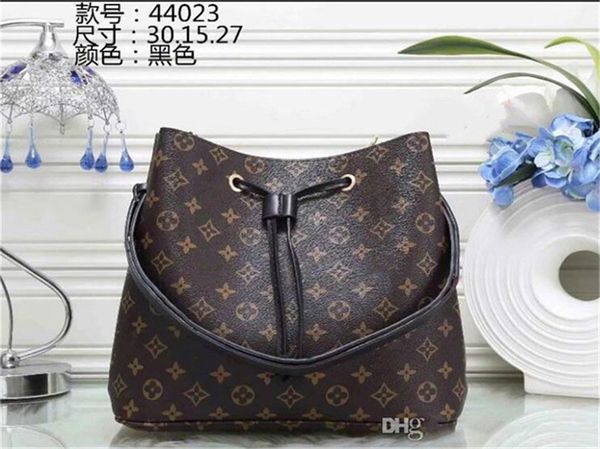 classic tote shopping bag brand-name handbag striped large-capacity bag shoulder retro high-quality temperament women's bag latest styl
classic tote shopping bag brand-name handbag striped large-capacity bag shoulder retro high-quality temperament women's bag latest styl