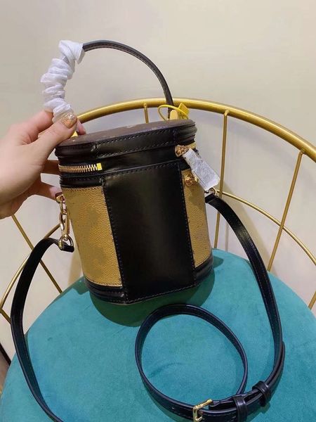 cross body luxurys designers real leather classic presbyopic handbags purses cannes petit noe modeling crossbody bucket bag handle and detac
cross body luxurys designers real leather classic presbyopic handbags purses cannes petit noe modeling crossbody bucket bag handle and detac