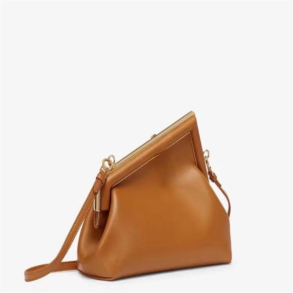 new autumn and winter messenger bag cloud handbag fashion leather bag high-end products326d
new autumn and winter messenger bag cloud handbag fashion leather bag high-end products326d