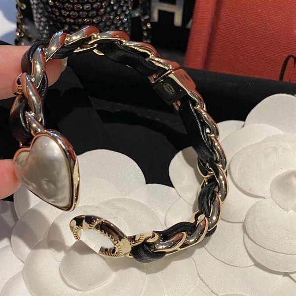 2022 charm opened bangle with nature shell heart shape in 18k gold plated with genuine leather for women wedding jewelry gi220h, Golden;silver
2022 charm opened bangle with nature shell heart shape in 18k gold plated with genuine leather for women wedding jewelry gi220h, Golden;silver