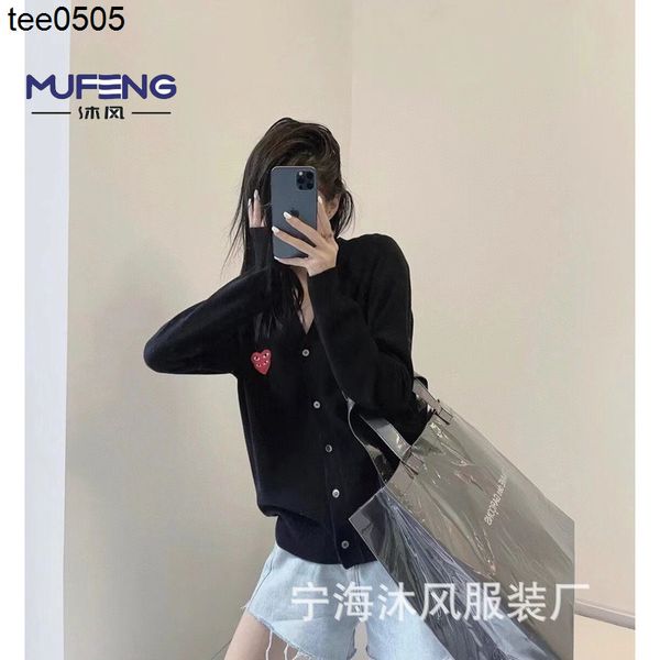 2022 fashion autumn women's chuan jiubaoling play wool knitted cardigan, White;black
2022 fashion autumn women's chuan jiubaoling play wool knitted cardigan, White;black