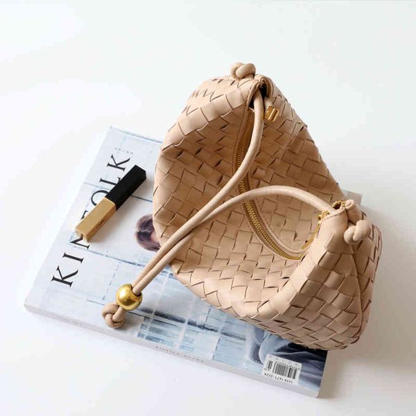 bottegas bags venetas 2022 new minority fashion soft leather woven dumpling bag cowhide wrist bag small golden ball underarm bag have a logo
bottegas bags venetas 2022 new minority fashion soft leather woven dumpling bag cowhide wrist bag small golden ball underarm bag have a logo