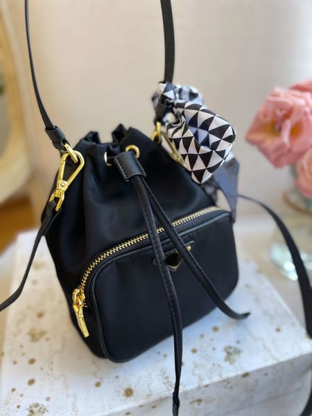 22ss luxury brand ladies bucket bag classic designer beauty party clutch pretty handbag 20cm send ribbon and box shoulder bag
22ss luxury brand ladies bucket bag classic designer beauty party clutch pretty handbag 20cm send ribbon and box shoulder bag