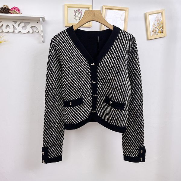 902 2022 milan runway autumn sweater black long sleeve v neck fashion clothes womens xue, White;black
902 2022 milan runway autumn sweater black long sleeve v neck fashion clothes womens xue, White;black