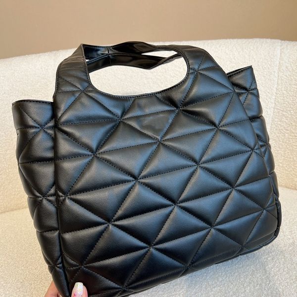 10a brand designer bag 22tote soft sheepskin extra large capacity ladies luxury shopping bags handbag curvy design underarm bag lightweight
10a brand designer bag 22tote soft sheepskin extra large capacity ladies luxury shopping bags handbag curvy design underarm bag lightweight