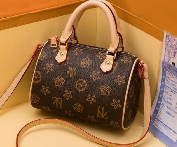 women messenger travel bag classic style fashion leather bags shoulder bags lady totes handbags 30 cm with key lock
women messenger travel bag classic style fashion leather bags shoulder bags lady totes handbags 30 cm with key lock