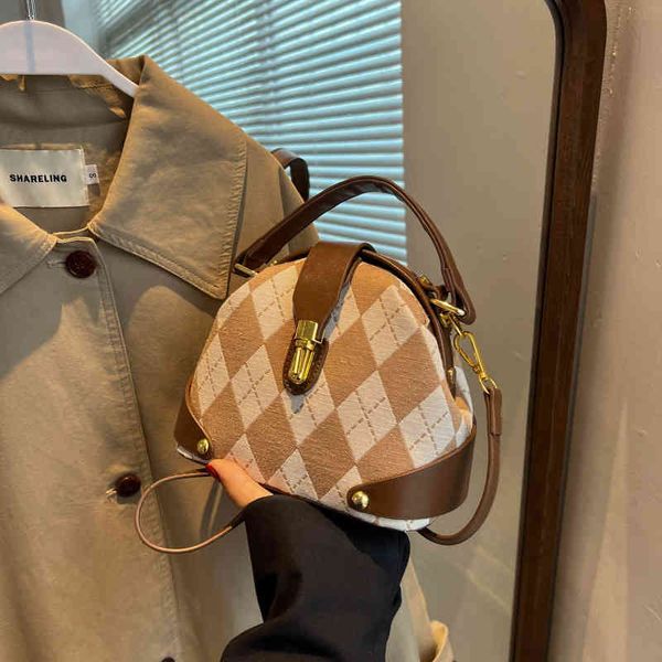 2022 new fashion printed women's bag small mass texture messenger versatile portable shoulder purses
2022 new fashion printed women's bag small mass texture messenger versatile portable shoulder purses
