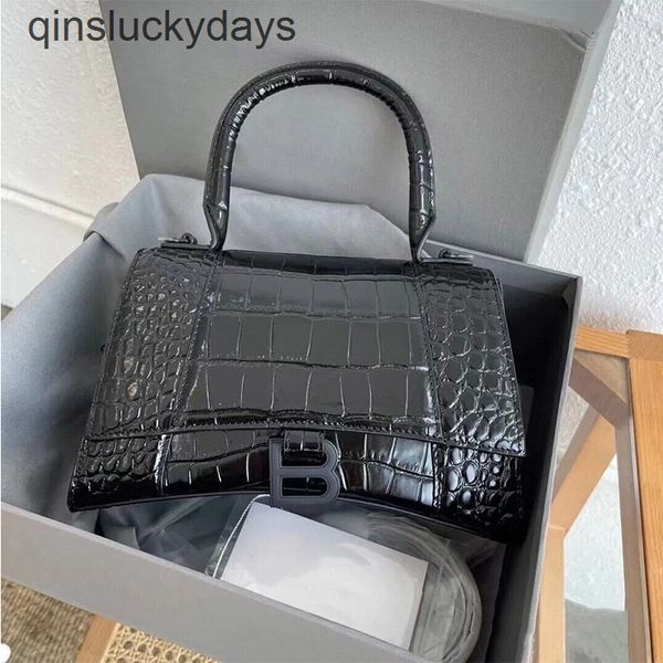 deaigner handbag balenciga star same female fashion versatile messenger home crocodile hourglass character lea
deaigner handbag balenciga star same female fashion versatile messenger home crocodile hourglass character lea