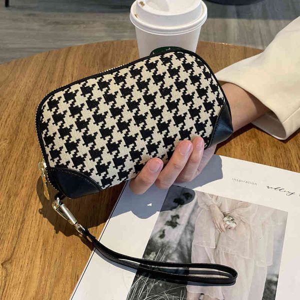 2022 new women's handbag high-end canvas print fashion temperament large capacity mobile phone purses, Red;black
2022 new women's handbag high-end canvas print fashion temperament large capacity mobile phone purses, Red;black