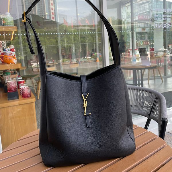 womens calfskin casual versatil underarm bags handle tote genuine leathe gold metal large capacity fahion street trends bucket designer hand
womens calfskin casual versatil underarm bags handle tote genuine leathe gold metal large capacity fahion street trends bucket designer hand