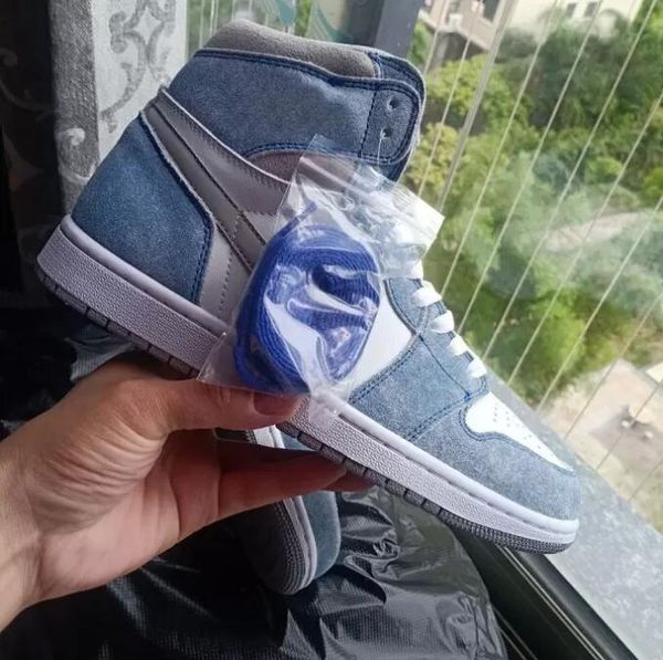 released 1high og hyper royal men basketball shoes jumpman 1s university blue outdoor trainers sneakers 555088-402 size 36--46 with box
released 1high og hyper royal men basketball shoes jumpman 1s university blue outdoor trainers sneakers 555088-402 size 36--46 with box