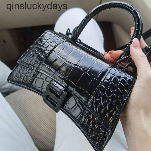 handbag designer balenciga b original leather hourglass bag black crocodile pattern buckle paris fashion femal
handbag designer balenciga b original leather hourglass bag black crocodile pattern buckle paris fashion femal