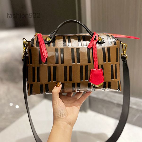 evening bags classic tote bag cross body bags purse women shoulder handbag zipper closure leather material letter rivet decorate removable s
evening bags classic tote bag cross body bags purse women shoulder handbag zipper closure leather material letter rivet decorate removable s